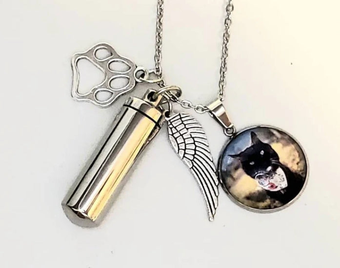 Pet Urn Pendants as Gifts: A Thoughtful Gesture for Grieving Friends and Family